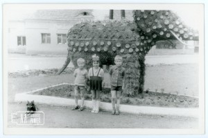 Lata 70. Na tle pierwszego radwanickiego słonia, od lewej: Waldemar Bryś, Anna Pruszyńska, Andrzej Bryś
